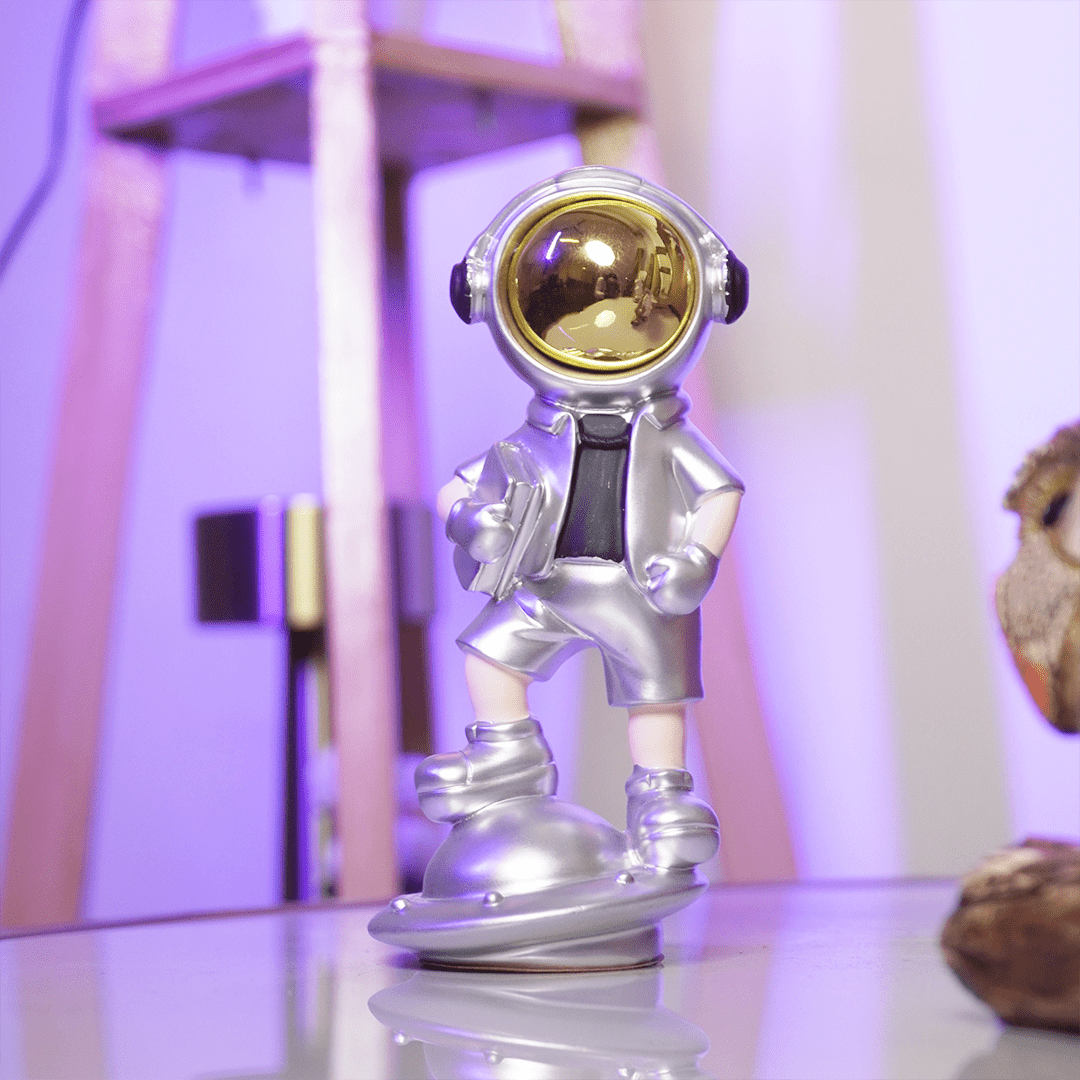 SpaceVibe™ Silver Astronaut Figurine – Metallic Resin Showpiece - Memories InsiteSPACE ASTRONAUT SCULPTURE - ( SILVER)