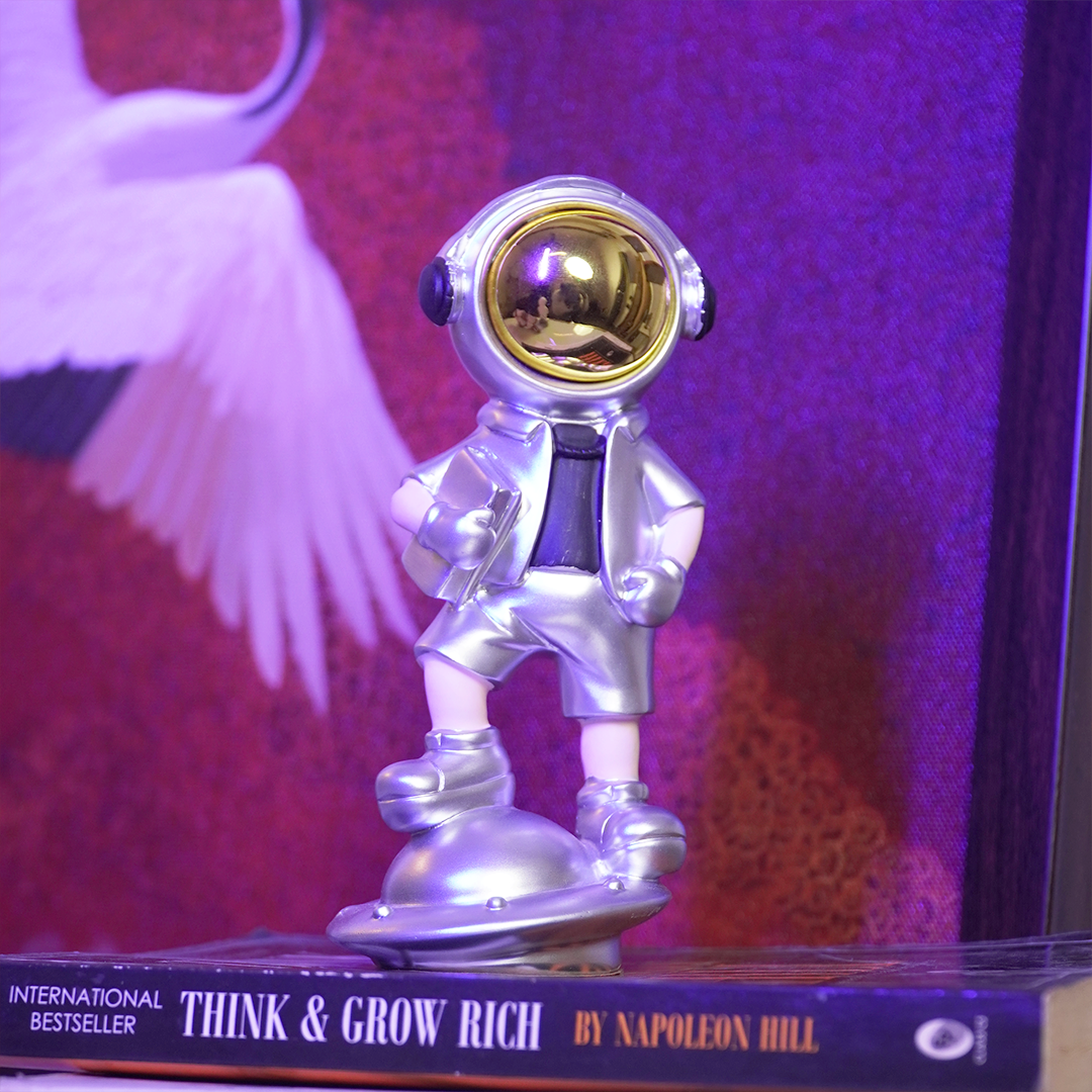 SpaceVibe™ Silver Astronaut Figurine – Metallic Resin Showpiece